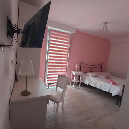 Nora Alojamento de Acomodação e Pequeno-almoço Quartu SantʼElena